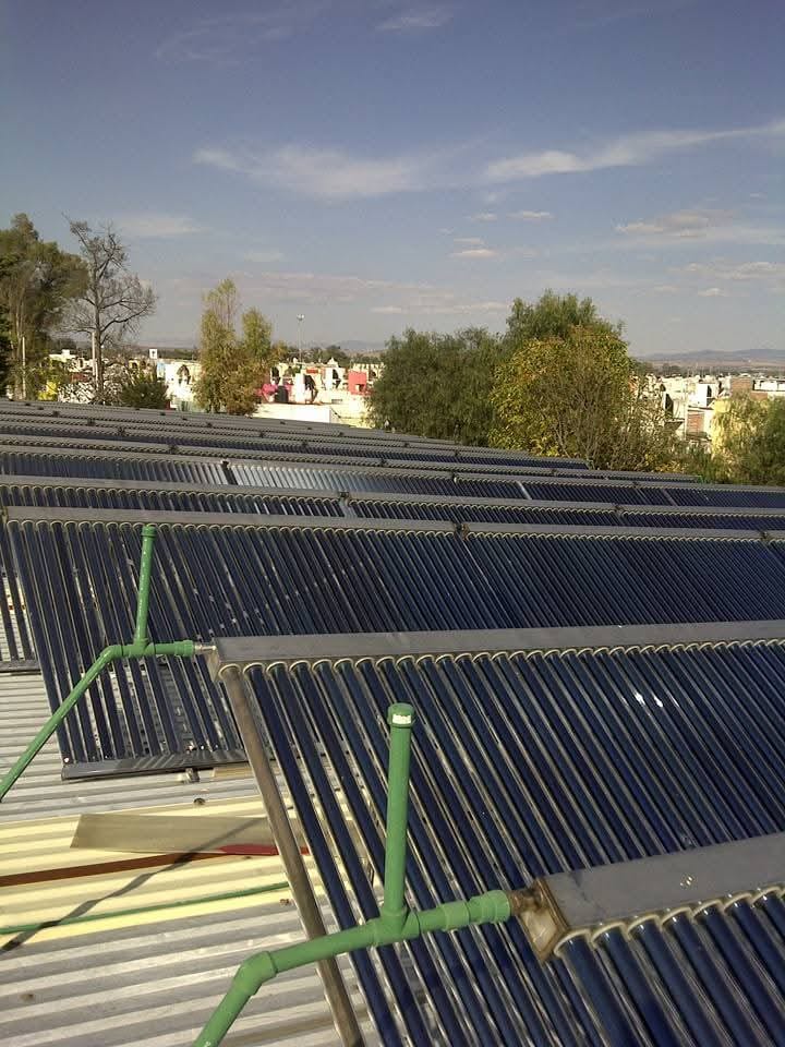 Interconexión de colectores solares comerciales con manifold hidráulico PPR