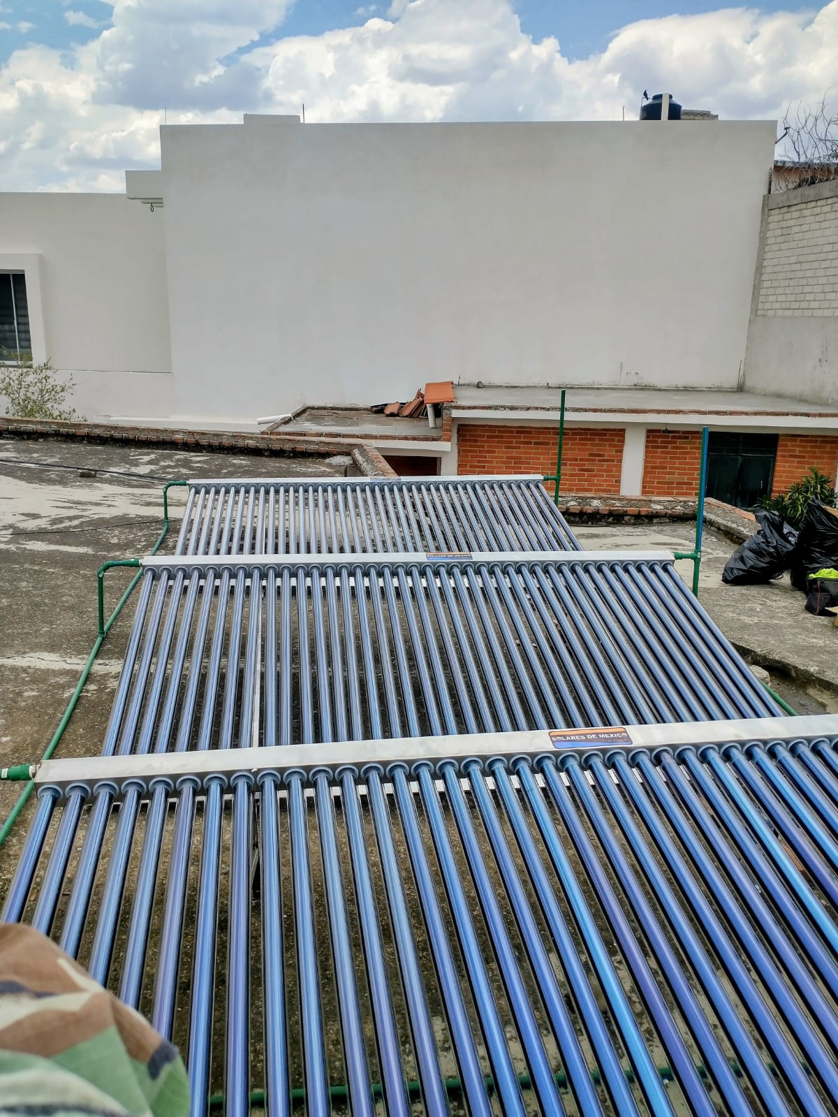 Fila de colectores solares instalada en la azotea de un inmueble comercial