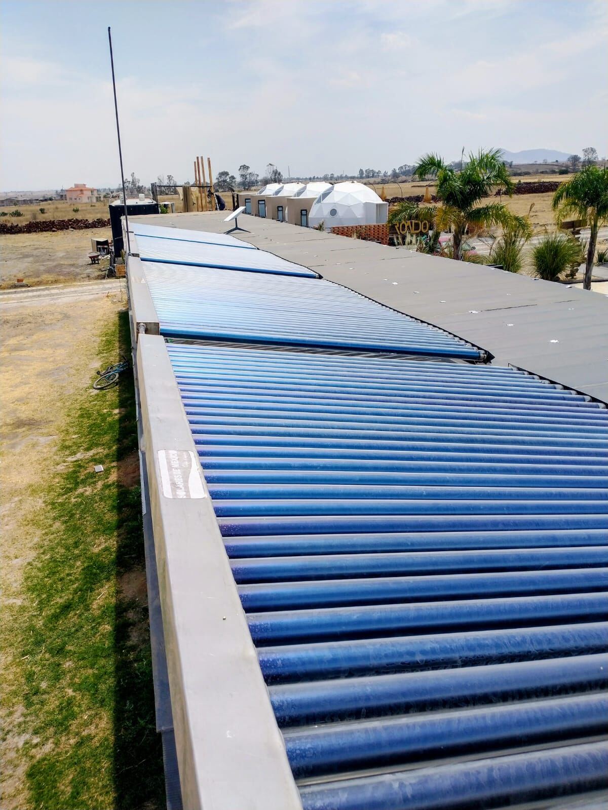 Instalación lineal de múltiples colectores solares en una cubierta comercial