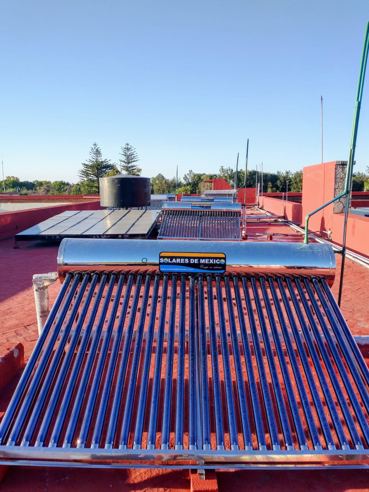 Vista cercana de un calentador solar de tubos al vacío en una azotea residencial