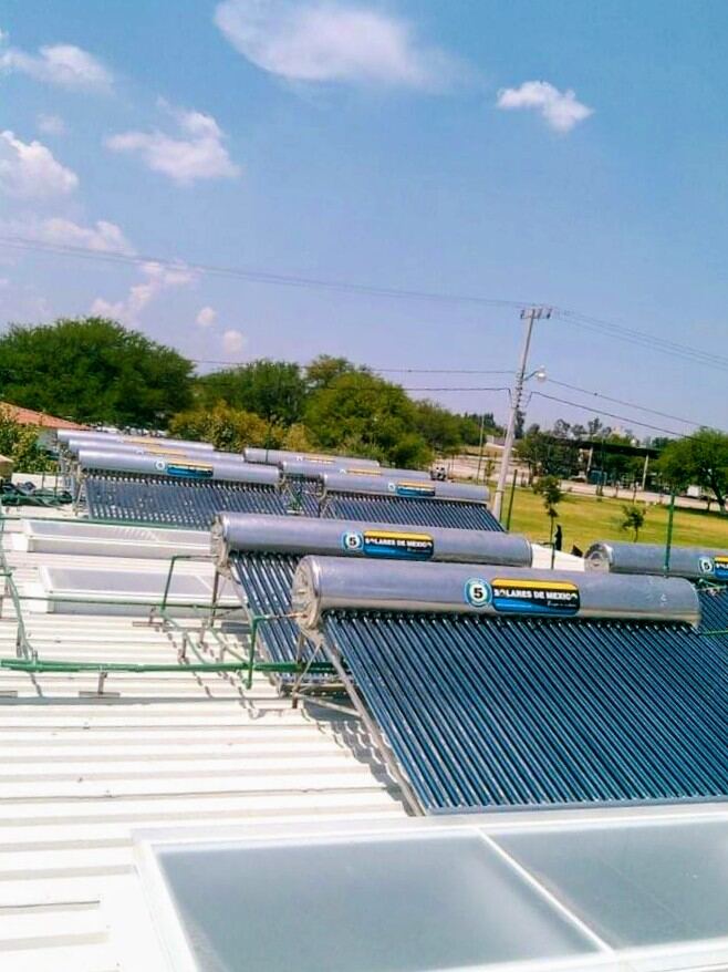 Conjunto de calentadores solares instalado en una azotea de Querétaro