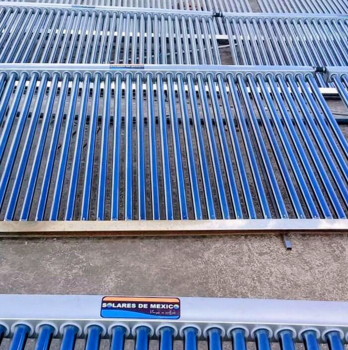 Detalle de una instalación amplia de tubos solares de borosilicato